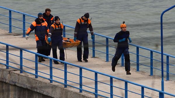 Rescueers carry the body of a victim of Russian Defense Ministry's TU-154 crash on the Black Sea coast off Sochi - Sputnik International