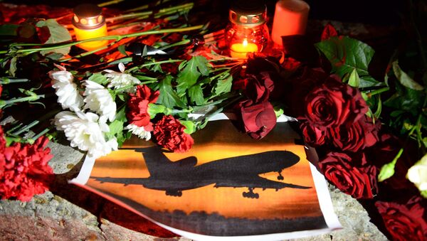 Candles and flowers at a vigil in Sochi where a Russian Defense Ministry's TU-154 airplane crashed off the Black Sea coast - Sputnik International