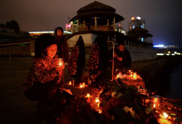 Local residents attend a memorial event in Sochi, where a Tu-154 plane of the Russian Defense Ministry crashed into the Black Sea Local residents attend a memorial event in Sochi, where a Tu-154 plane of the Russian Defense Ministry crashed into the Black Sea - Sputnik International