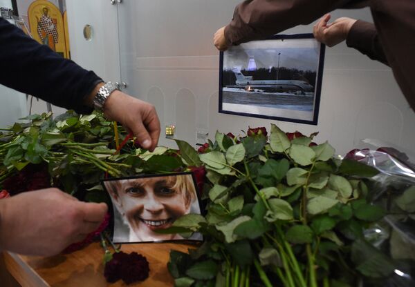 People place a portrait of the founder of Voters' League, charity activist Elizaveta Glinka, known as Dr Liza and a picture of the TU-154 airplane at the airport of the city of Sochi on December 25, 2016, after a Russian military plane which carried dozens of Red Army Choir members crashed. The Russian military People place a portrait of the founder of Voters' League, charity activist Elizaveta Glinka, known as Dr Liza and a picture of the TU-154 airplane at the airport of the city of Sochi on December 25, 2016, after a Russian military plane which carried dozens of Red Army Choir members crashed. The Russian military - Sputnik International