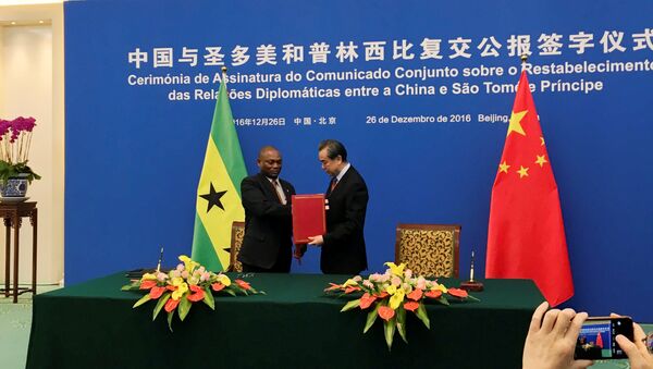 China's Foreign Minister Wang Yi and Sao Tome and Principe's Foreign Minister Urbino Botelho attend a signing ceremony for China and Sao Tome and Principe to establish official relations, in Beijing, China, December 26, 2016 - Sputnik International