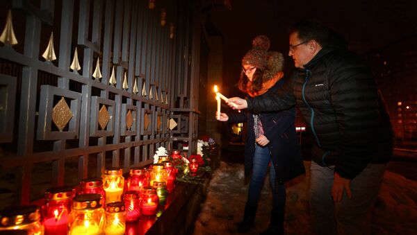 People place candles in memory of passengers and crew members of Russian military Tu-154 plane, which crashed into the Black Sea, at the Russian embassy in Minsk, Belarus December 25, 2016 - Sputnik International