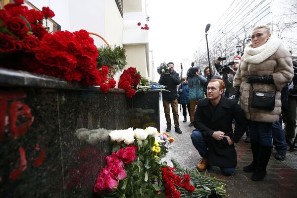 People pay tribute to passengers and crew members of Russian military Tu-154 plane crashed into the Black Sea, near a makeshift memorial outside the headquarters of the Alexandrov Ensemble, also known as the Red Army Choir, in Moscow, Russia December 25, 2016 People pay tribute to passengers and crew members of Russian military Tu-154 plane crashed into the Black Sea, near a makeshift memorial outside the headquarters of the Alexandrov Ensemble, also known as the Red Army Choir, in Moscow, Russia December 25, 2016 - Sputnik International