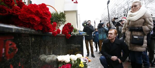 People pay tribute to passengers and crew members of Russian military Tu-154 plane crashed into the Black Sea, near a makeshift memorial outside the headquarters of the Alexandrov Ensemble, also known as the Red Army Choir, in Moscow, Russia December 25, 2016 People pay tribute to passengers and crew members of Russian military Tu-154 plane crashed into the Black Sea, near a makeshift memorial outside the headquarters of the Alexandrov Ensemble, also known as the Red Army Choir, in Moscow, Russia December 25, 2016 - Sputnik International