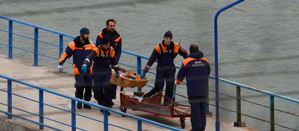 Rescuers carry the body of a victim of Russian Defense Ministry's TU-154 crash on the Black Sea coast off Sochi - Sputnik International
