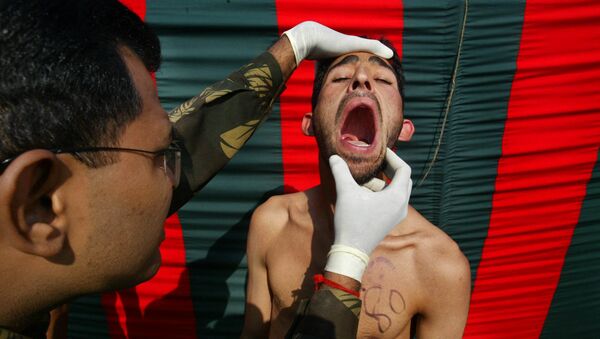 An Indian Army officer checks the teeth (File) - Sputnik International