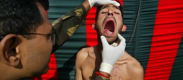 An Indian Army officer checks the teeth (File) An Indian Army officer checks the teeth (File) - Sputnik International