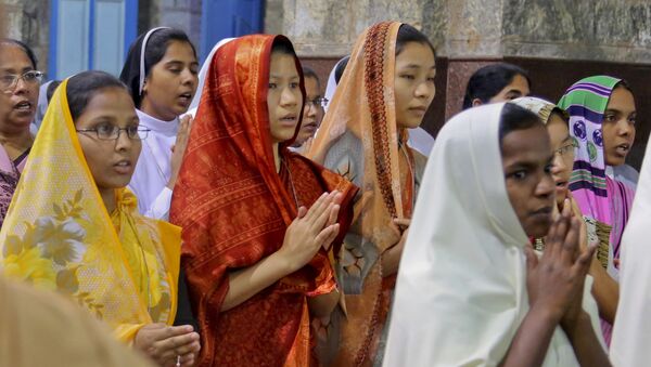 Indian Catholics pray for the safe release of Catholic priest Tom Uzhunnalil at the St. Francis Xavier's Cathedral, in Bangalore, India, Monday, April 4, 2016 - Sputnik International