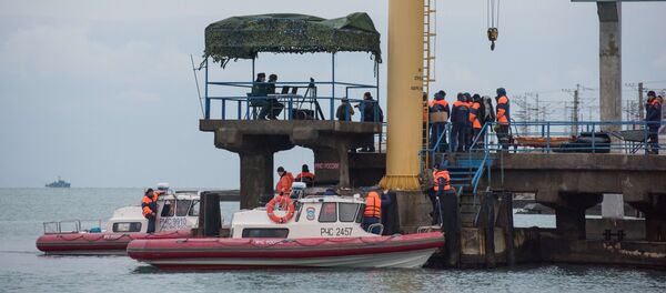 Russian rescuers gather along the shores of the Black Sea at Sochi the day after a Russian military plane crashed, on December 26, 2016 Russian rescuers gather along the shores of the Black Sea at Sochi the day after a Russian military plane crashed, on December 26, 2016 - Sputnik International