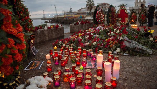 Sochi residents bring flowers, candles to South Pier Square - Sputnik International