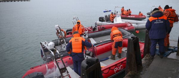 Ministry of Emergency Situations employees prepare rescue boats at a pier just outside Sochi, Russia, Monday, Dec. 26, 2016 - Sputnik International