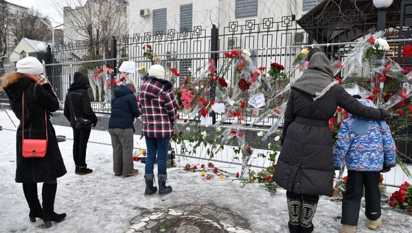 Kiev residents stand at the Russian Embassy in Kiev after laying flowers in memory of the TU-154 air crash victims in Sochi - Sputnik International