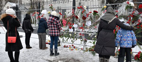 Kiev residents stand at the Russian Embassy in Kiev after laying flowers in memory of the TU-154 air crash victims in Sochi - Sputnik International