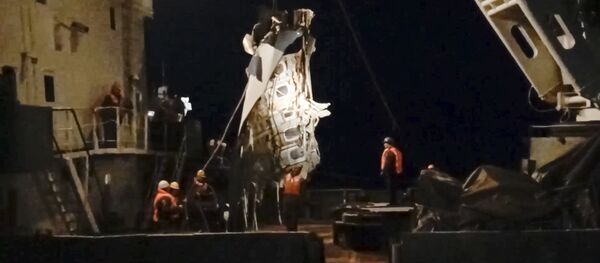 In this late Monday, Dec. 26, 2016 frame grab image provided by the Russian Emergency Situations Ministry Press Service, ministry employees lift a fragment of a plane in the Black Sea, outside Sochi, Russia In this late Monday, Dec. 26, 2016 frame grab image provided by the Russian Emergency Situations Ministry Press Service, ministry employees lift a fragment of a plane in the Black Sea, outside Sochi, Russia - Sputnik International