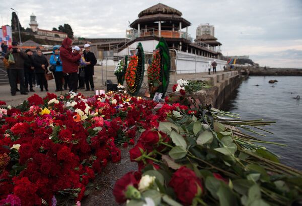 Sochi residents bring flowers, candles to South Pier Square Sochi residents bring flowers, candles to South Pier Square - Sputnik International