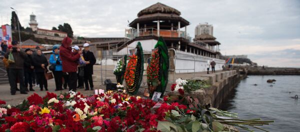 Sochi residents bring flowers, candles to South Pier Square Sochi residents bring flowers, candles to South Pier Square - Sputnik International