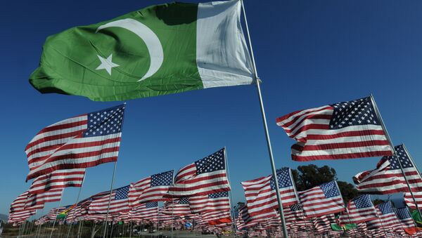 The flag of Pakistan and American flags (File) - Sputnik International