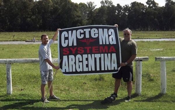 People hold a poster “Systema Argentina” - Sputnik International