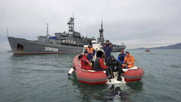 Russian Emergency Ministry divers prepare to search fragments of a plane in the Black Sea, outside Sochi, Russia, Tuesday, Dec. 27, 2016 - Sputnik International