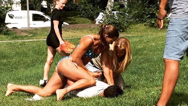In this photo provided by Jenny Kitsune Adolffson Swedish police officer Mikaela Kellner is pinning a man to the ground who is suspected to have stolen a friend's mobile phone as she said, in Stockholm Sweden, Wednesday, July 27, 2016 - Sputnik International