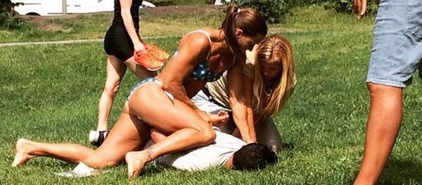 In this photo provided by Jenny Kitsune Adolffson Swedish police officer Mikaela Kellner is pinning a man to the ground who is suspected to have stolen a friend's mobile phone as she said, in Stockholm Sweden, Wednesday, July 27, 2016 - Sputnik International
