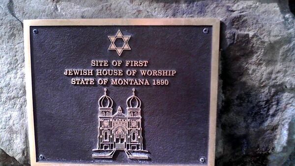 Commemorative marker, placed 2001 by the Jewish American Society for Historic Preservation, showing original building design with domes that were removed in the 1930s remodel of the building - Sputnik International