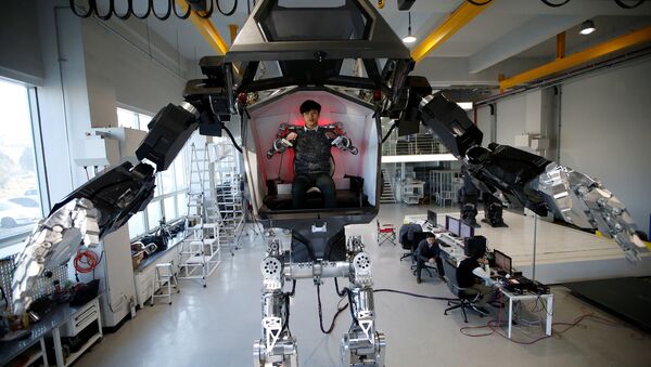 An employee controls the arms of a manned biped walking robot METHOD-2 during a demonstration in Gunpo, South Korea, December 27, 2016 - Sputnik International