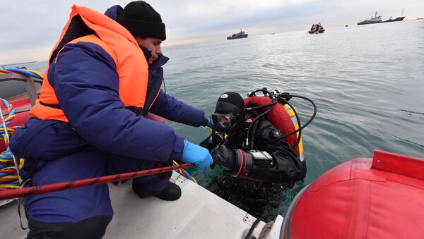 Emergencies Ministry rescuers during a search operation at the crash site in the Black Sea near Sochi. - Sputnik International