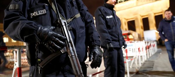 German police provide security at the Brandenburg Gate, ahead of the upcoming New Year's Eve celebrations in Berlin, Germany December 27, 2016 - Sputnik International