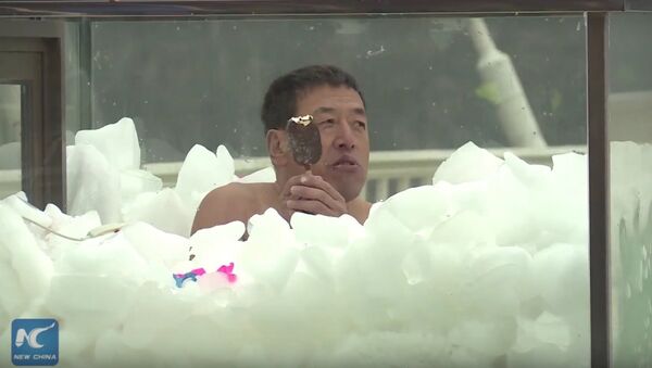 Chinese icemen immersed in ice for 2+ hours, break world record - Sputnik International