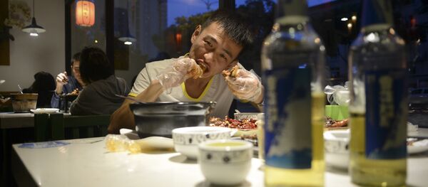 This picture taken on September 8, 2016 shows a man eating a rabbit head at a restaurant in Chengdu, in southwestern China's Sichuan province - Sputnik International