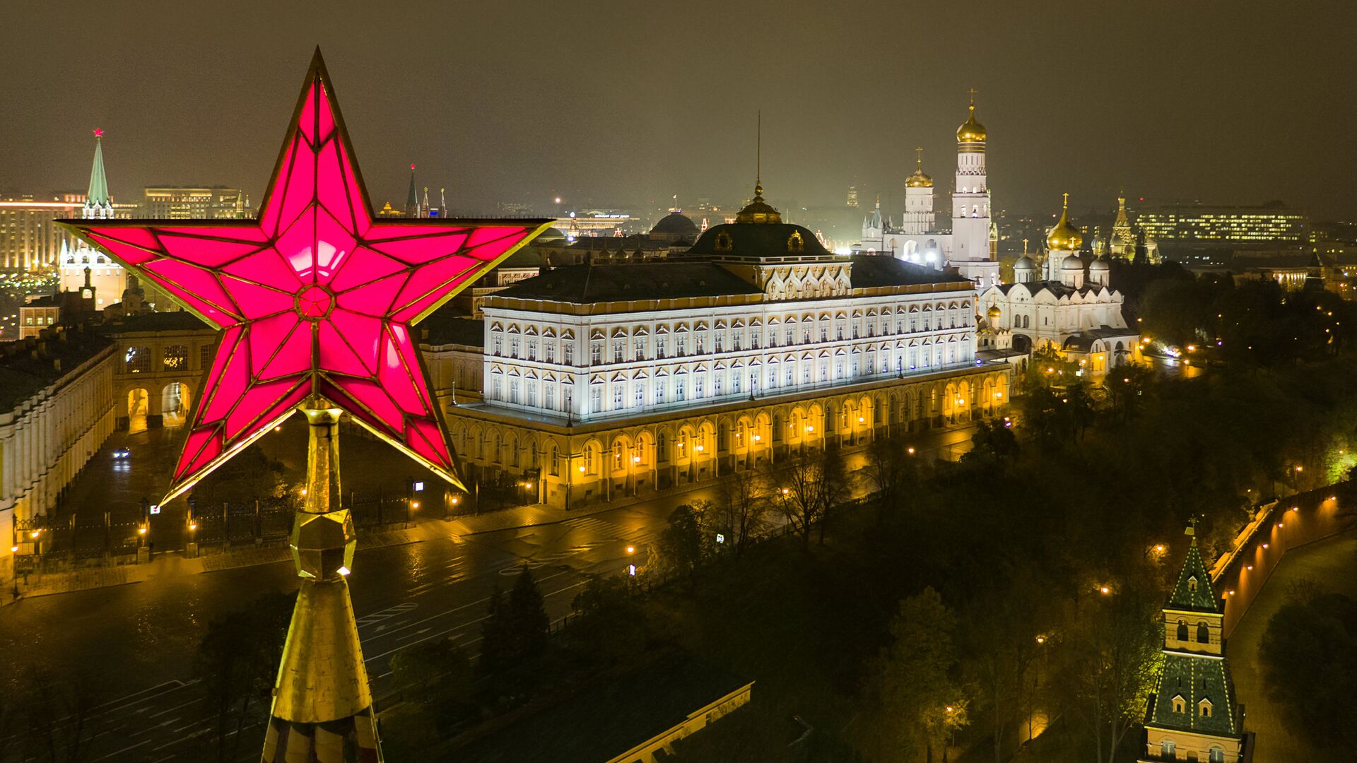 The star atop the Vodovzvodnaya Tower of the Moscow Kremlin. Right: the Grand Kremlin Palace, and the Church of St. John Climacus the Ivan the Great Bell Tower - Sputnik International, 1920, 05.04.2022