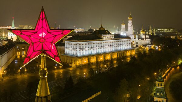 The star atop the Vodovzvodnaya Tower of the Moscow Kremlin. Right: the Grand Kremlin Palace, and the Church of St. John Climacus the Ivan the Great Bell Tower - Sputnik International