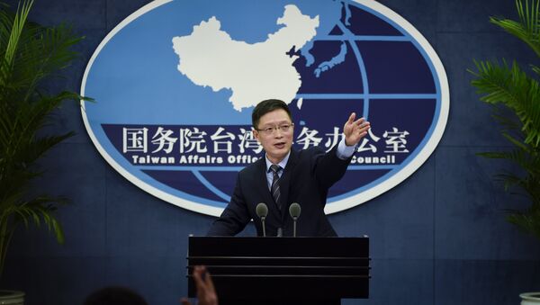 An Fengshan, spokesman for the State Council's Taiwan Affairs Office, gestures toward the media at a press conference in Beijing on December 28, 2016 - Sputnik International