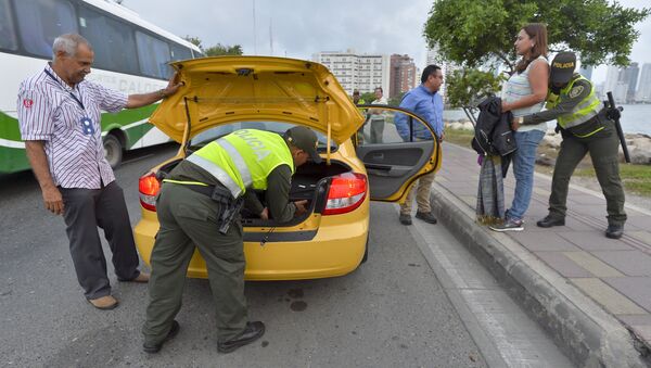 Police search a car and passengers at a checkpoint in Cartagena, Colombia on September 24, 2016 - Sputnik International