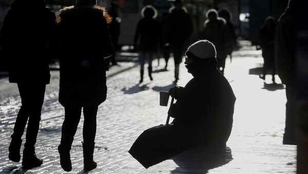 A woman begs for money during a sunny frosty day in central Kiev, Ukraine, December 13, 2016 - Sputnik International