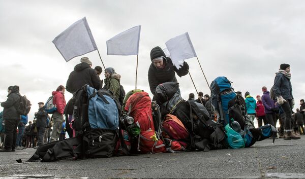 White flags are fixed on backpacks at the Tempelhofer field before the start of a solidarity march for Aleppo in Berlin, Germany, on December 26, 2016 White flags are fixed on backpacks at the Tempelhofer field before the start of a solidarity march for Aleppo in Berlin, Germany, on December 26, 2016 - Sputnik International