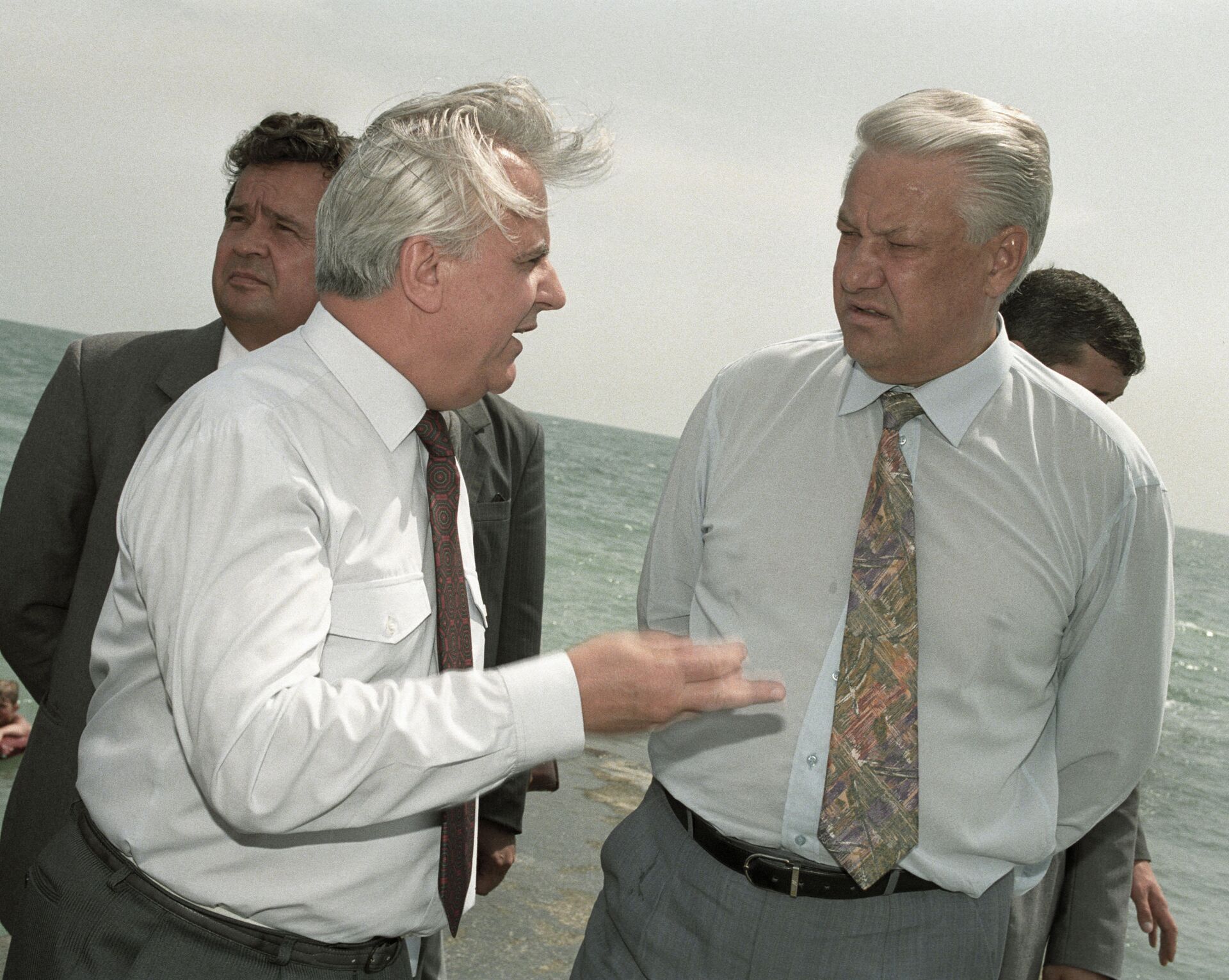 Russian President Boris Yeltsin (right) talks to the Ukrainian President Leonid Kravchuk (left) while on a walk in Dagomys park, 1992. - Sputnik International, 1920, 11.05.2022