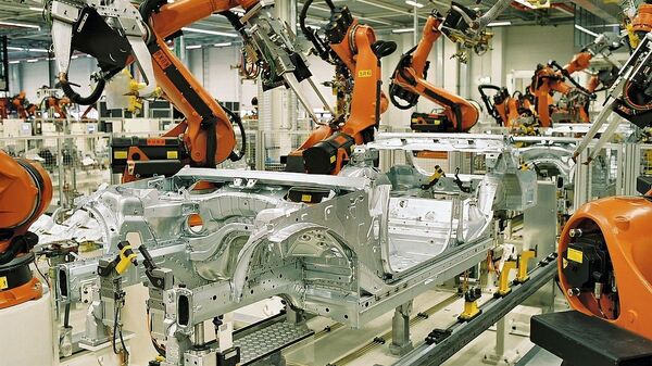 Kuka robots spot welding in the automotive industry - Sputnik International