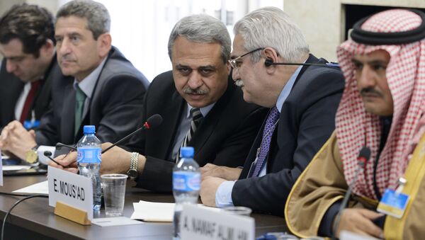 Members of the Syrian interior opposition Mahmoud Marai (3R) listens to Elian Mous'ad (2R) during a meeting with UN Syria Envoy during Syria peace talks at the United Nations Office on April 22, 2016 in Geneva - Sputnik International