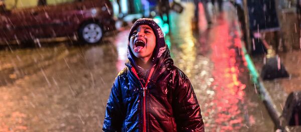 Сирийский мальчик радуется снегу на улице Стамбула Сирийский мальчик радуется снегу на улице Стамбула - Sputnik International