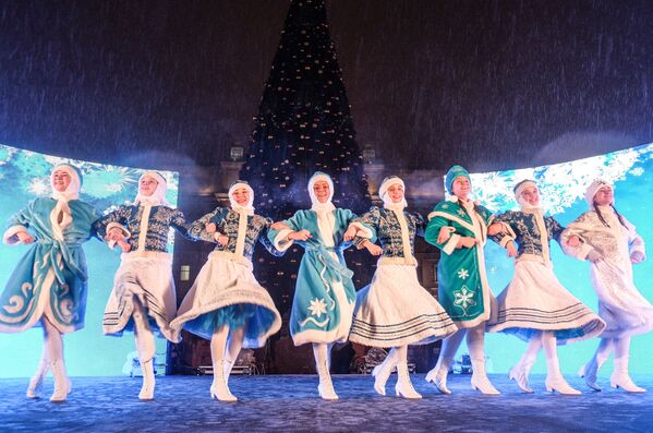 Russian Snow Maidens VS Santa Girls - Sputnik International