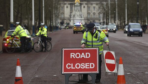 Police close a road during the Changing of the Guard ceremony at Buckingham Palace in London - Sputnik International