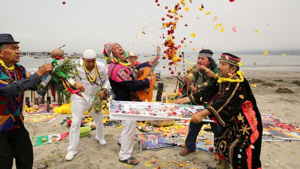 Peruvian shamans perform a ritual of predictions for the new year at Pescadores beach in Chorrillos, Lima, Peru, December 29, 2016. - Sputnik International