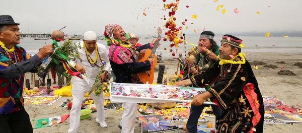 Peruvian shamans perform a ritual of predictions for the new year at Pescadores beach in Chorrillos, Lima, Peru, December 29, 2016. Peruvian shamans perform a ritual of predictions for the new year at Pescadores beach in Chorrillos, Lima, Peru, December 29, 2016. - Sputnik International