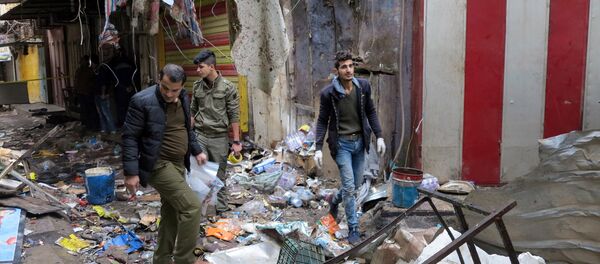 Iraqi security forces gather at the site of a bomb attack at a market in central Baghdad, Iraq December 31, 2016 - Sputnik International
