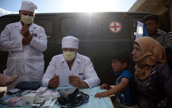 Russian doctors provide consultations to residents of Kaukab, Syria during the distribution of Russian humanitarian aid. (File) - Sputnik International
