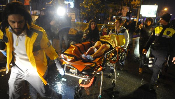 First aid officers carry an injured woman at the site of an armed attack on January 1, 2017 in Istanbul. - Sputnik International