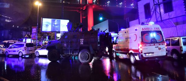 Turkish special force police officers and ambulances are seen at the site of an armed attack January 1, 2017 in Istanbul. - Sputnik International