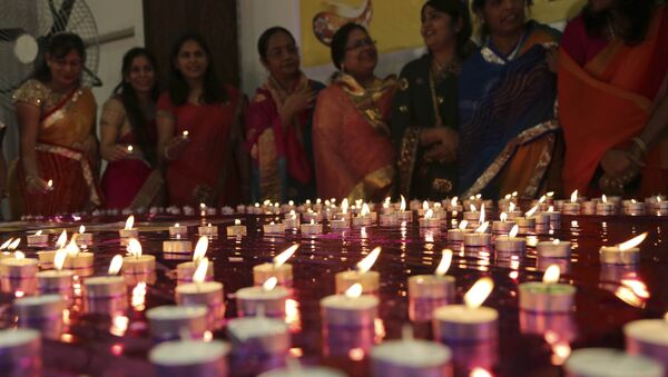 Members of ethnic Marwari community light candles to express their gratitude to Indian army soldiers during an event as part of Diwali celebrations in Bangalore, India. (File) - Sputnik International